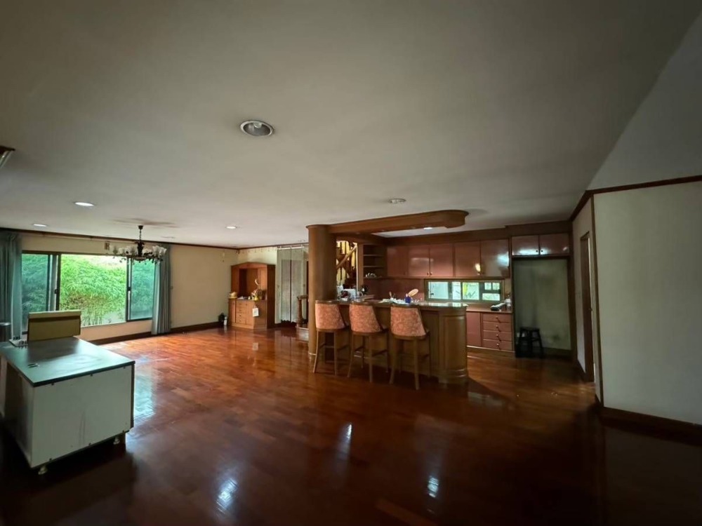 ขายบ้านเลียบทางด่วนรามอินทรา : S-HSRL102 ขาย บ้านเดี่ยว หมู่บ้านศรีวรา ทาวน์อินทาวน์ 3ชั้น ขนาด 469ตร.ว. พื้นที่ใช้สอย 1,500ตร.ม. 8นอน 11น้ำ 180 ล้าน 064-959-8900