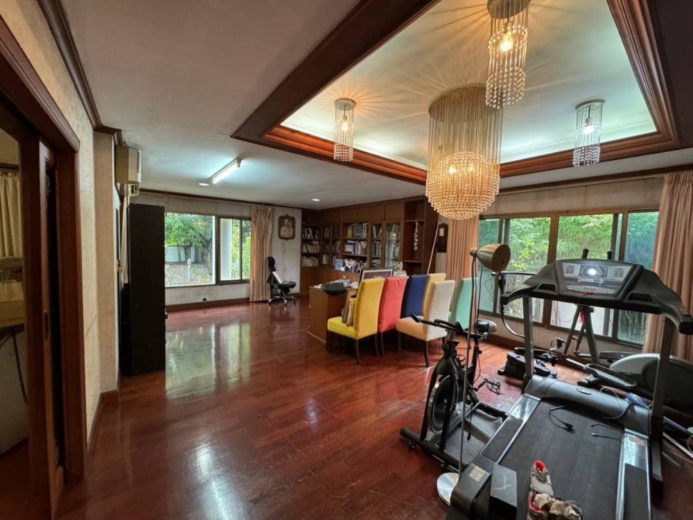 ขายบ้านเลียบทางด่วนรามอินทรา : S-HSRL102 ขาย บ้านเดี่ยว หมู่บ้านศรีวรา ทาวน์อินทาวน์ 3ชั้น ขนาด 469ตร.ว. พื้นที่ใช้สอย 1,500ตร.ม. 8นอน 11น้ำ 180 ล้าน 064-959-8900