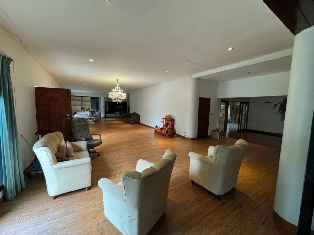 ขายบ้านเลียบทางด่วนรามอินทรา : S-HSRL102 ขาย บ้านเดี่ยว หมู่บ้านศรีวรา ทาวน์อินทาวน์ 3ชั้น ขนาด 469ตร.ว. พื้นที่ใช้สอย 1,500ตร.ม. 8นอน 11น้ำ 180 ล้าน 064-959-8900