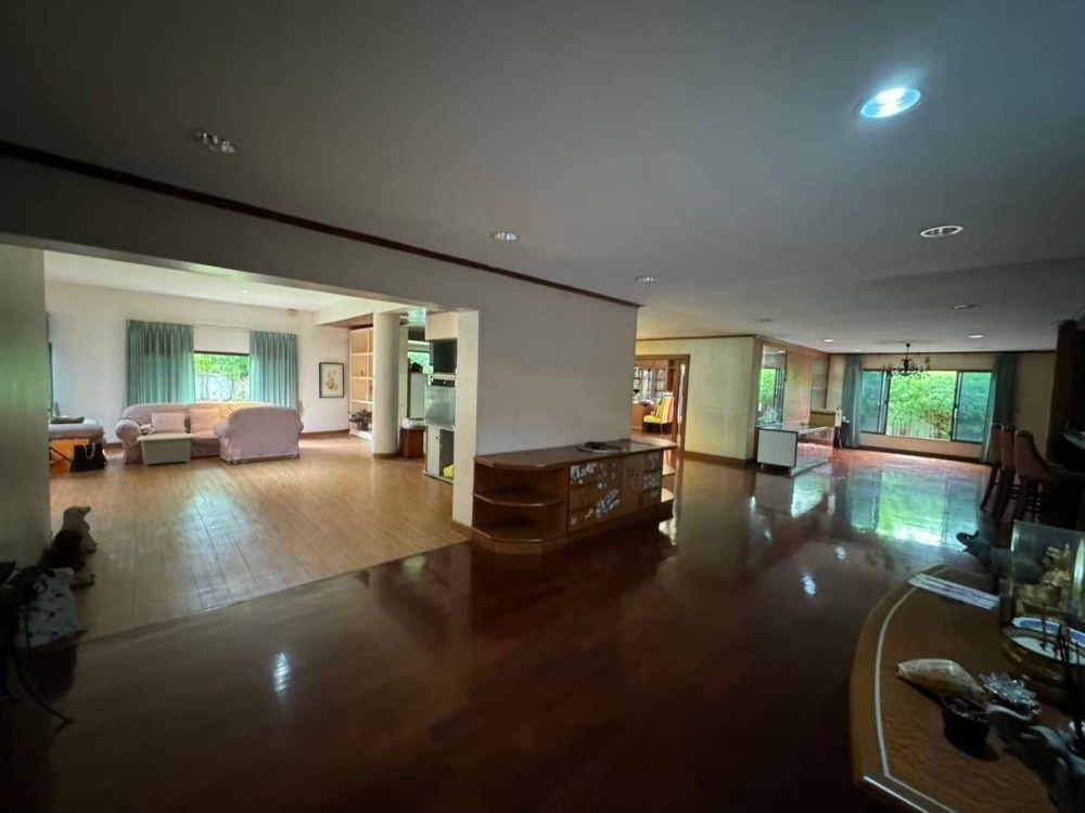 ขายบ้านเลียบทางด่วนรามอินทรา : S-HSRL102 ขาย บ้านเดี่ยว หมู่บ้านศรีวรา ทาวน์อินทาวน์ 3ชั้น ขนาด 469ตร.ว. พื้นที่ใช้สอย 1,500ตร.ม. 8นอน 11น้ำ 180 ล้าน 064-959-8900