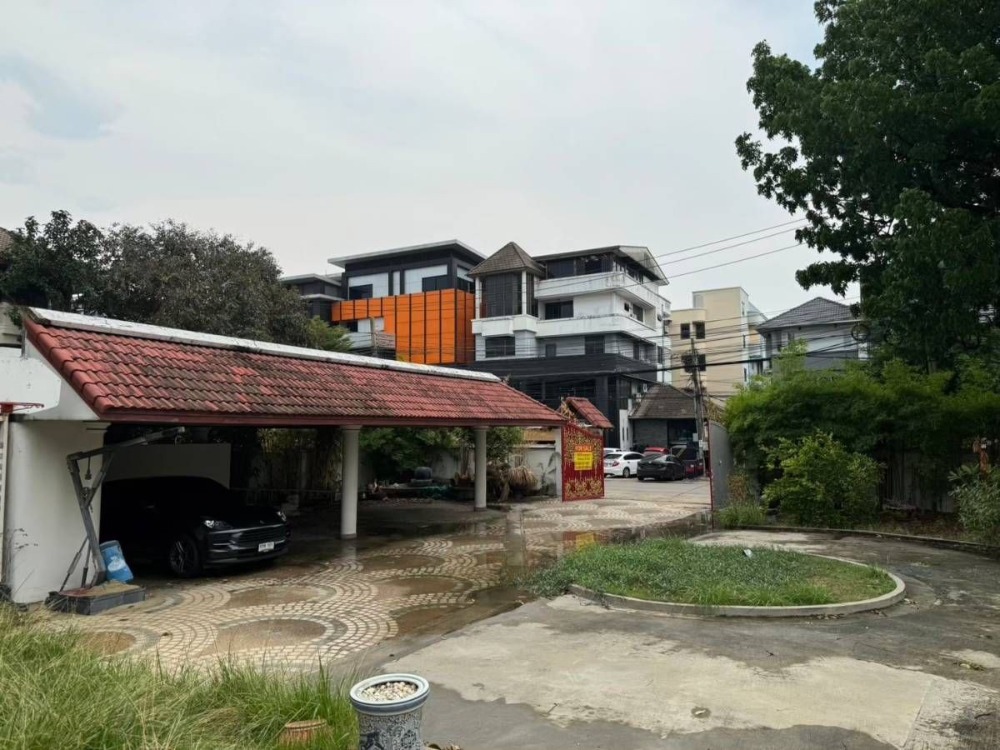 ขายบ้านเลียบทางด่วนรามอินทรา : S-HSRL102 ขาย บ้านเดี่ยว หมู่บ้านศรีวรา ทาวน์อินทาวน์ 3ชั้น ขนาด 469ตร.ว. พื้นที่ใช้สอย 1,500ตร.ม. 8นอน 11น้ำ 180 ล้าน 064-959-8900