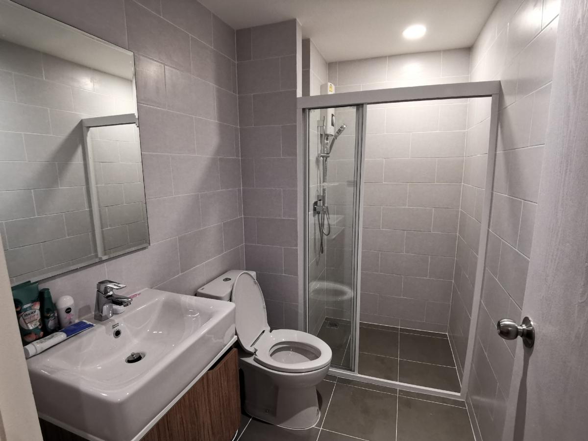 ห้องพร้อมเฟอร์นิเจอร์ พร้อมย้ายเข้า 1เมษายน Loading...