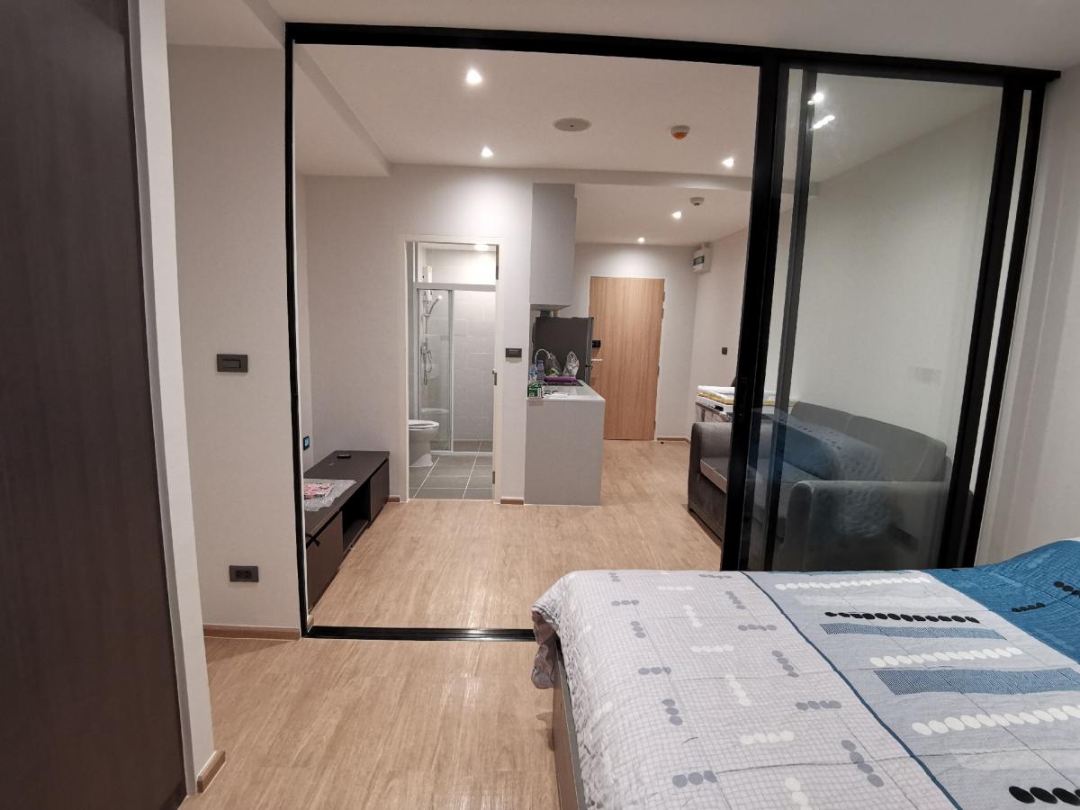 ห้องพร้อมเฟอร์นิเจอร์ พร้อมย้ายเข้า 1เมษายน Loading...