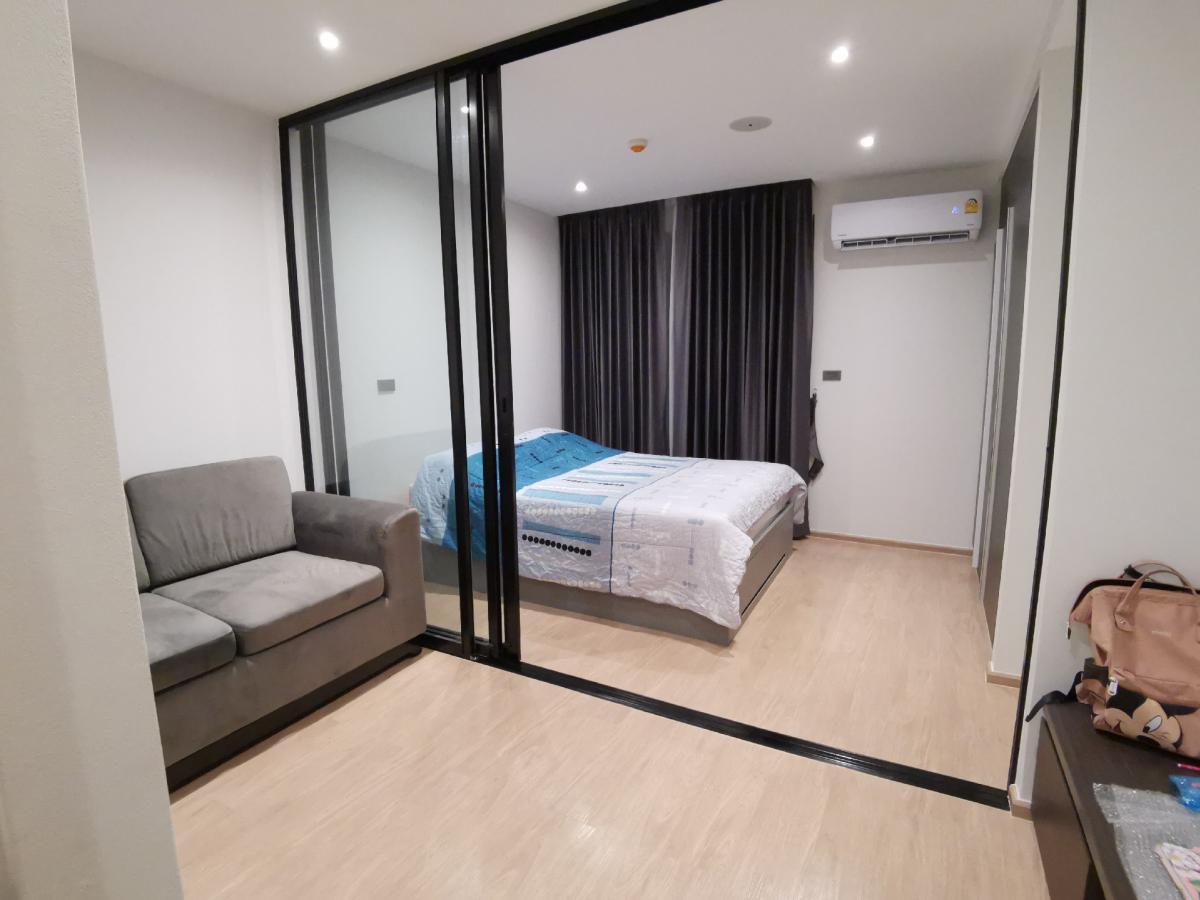 ห้องพร้อมเฟอร์นิเจอร์ พร้อมย้ายเข้า 1เมษายน Loading...