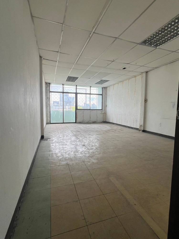 For RentShop HouseOnnut, Udomsuk : OGWL102 Commercial building for rent, Soi Ramkhamhaeng 12, 4 and a half floors, size 200 sq m., usable area 200 sq m., 2 bedrooms, 2 bathrooms, 35,000 baht. 064-959-8900