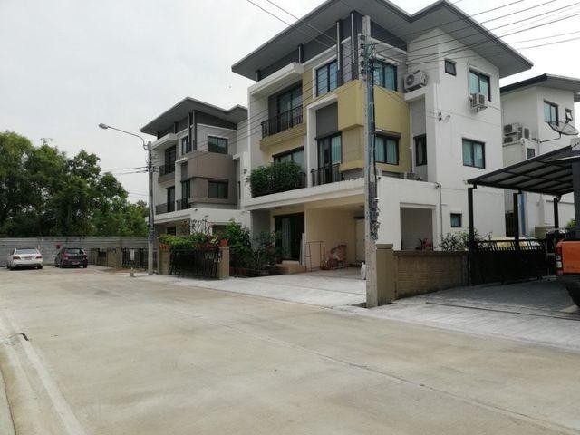 ให้เช่าบ้านนวมินทร์ รามอินทรา : ให้เช่าบ้านเดี่ยว3ชั้น หมู่บ้านโกลเด้น เพรสทีจ วัชรพล-สุขาภิบาล 5 Tel. 099-998-3897