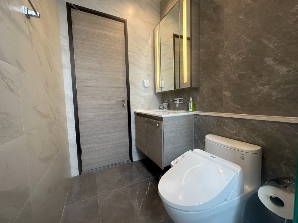 For RentCondoLadprao, Central Ladprao : For rent, 2 bedrooms, 1 bathroom, high floor, corner room, fully furnished, ready to move in.