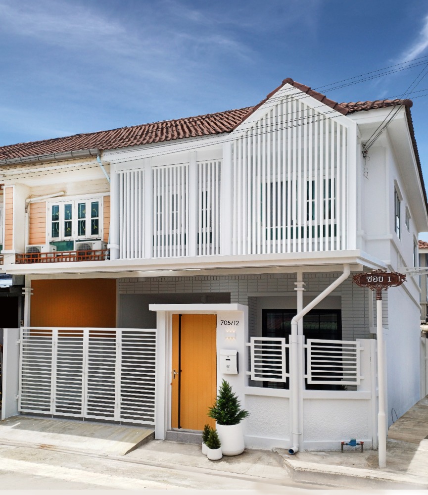 For SaleTownhomeRama 2, Bang Khun Thian : V Townhome, minimalist style, newly renovated, ready to move in ❗♦️ Width 6 meters, very good location 🏠 Its a house on the edge of the house 🌟 Easy to find food, convenient travel 🚗 Enter via Rama 2 Road. –Along the Pracha Uthit Expressway  📌Near Central