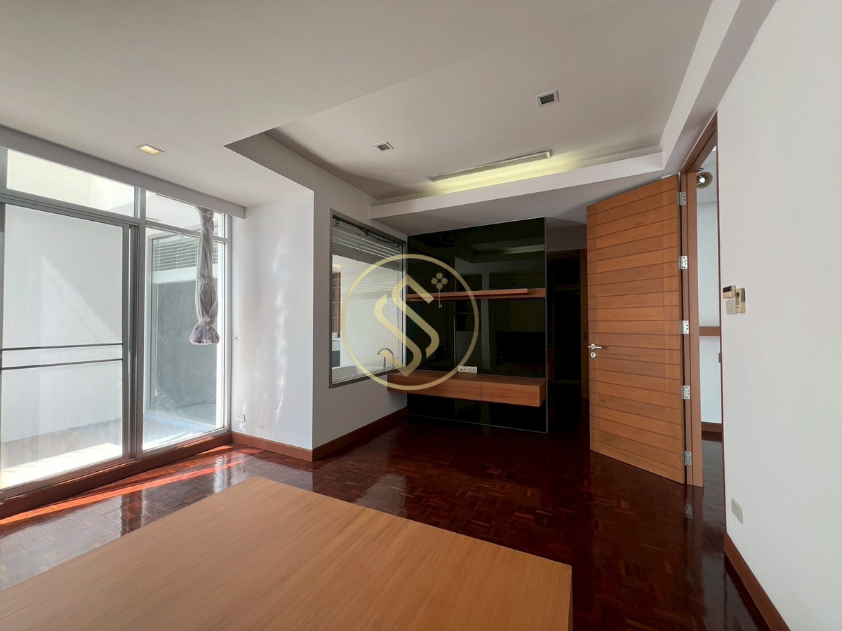 For SaleHouseAri,Anusaowaree : Urgent sale! 2-story corner twin house, Ari Samphan 4 location, 50 square wah, 220 square meters.