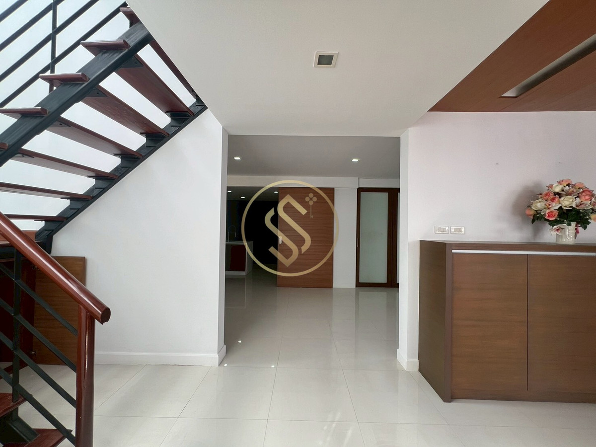 For SaleHouseAri,Anusaowaree : Urgent sale! 2-story corner twin house, Ari Samphan 4 location, 50 square wah, 220 square meters.