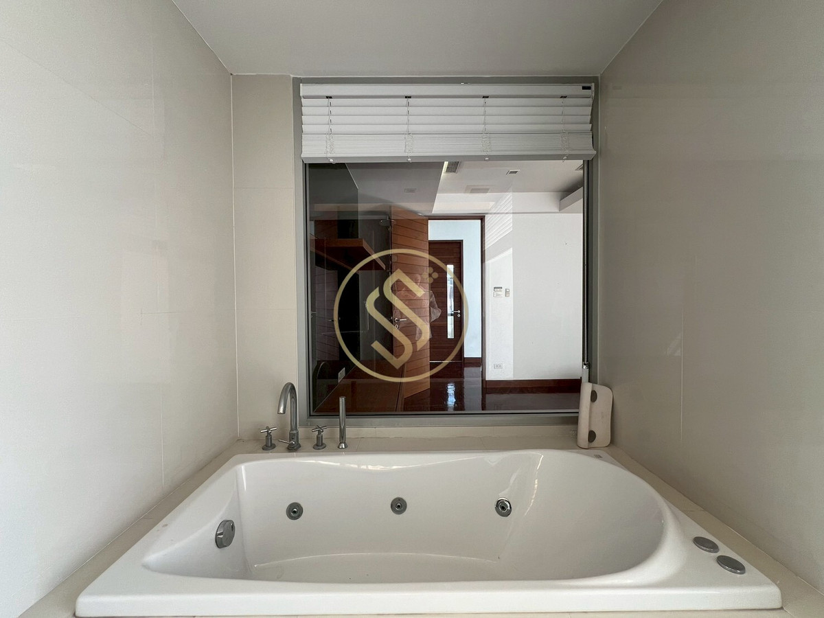 For SaleHouseAri,Anusaowaree : Urgent sale! 2-story corner twin house, Ari Samphan 4 location, 50 square wah, 220 square meters.