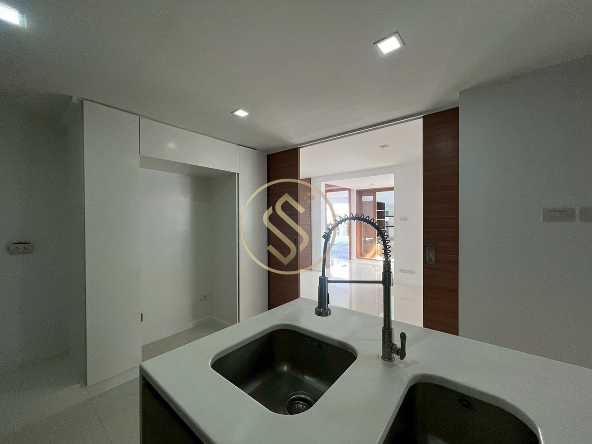 For SaleHouseAri,Anusaowaree : Urgent sale! 2-story corner twin house, Ari Samphan 4 location, 50 square wah, 220 square meters.