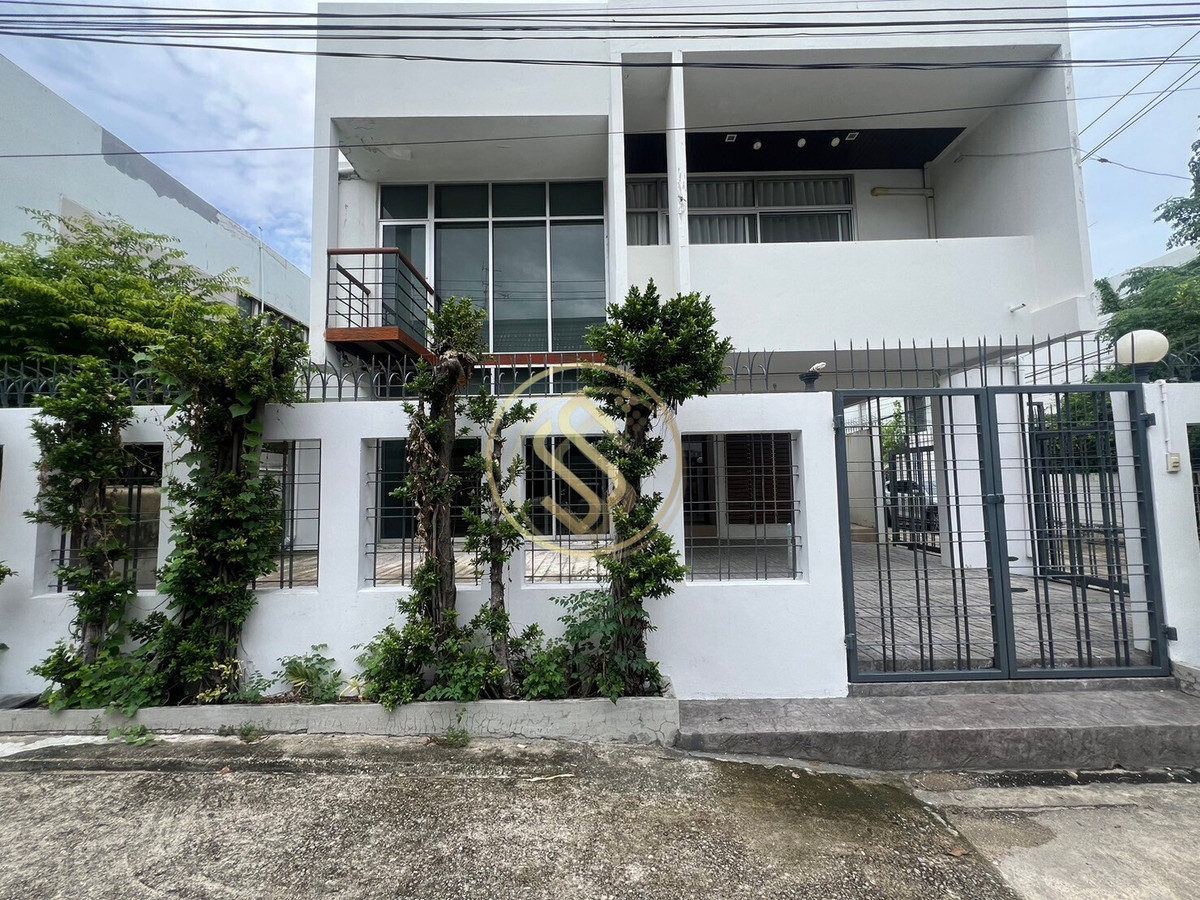 For SaleHouseAri,Anusaowaree : Urgent sale! 2-story corner twin house, Ari Samphan 4 location, 50 square wah, 220 square meters.