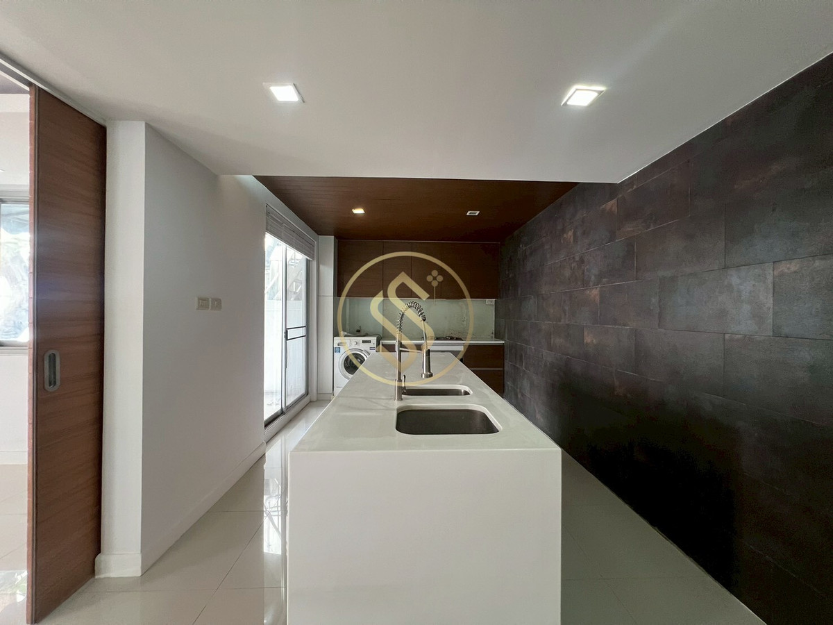 For SaleHouseAri,Anusaowaree : Urgent sale! 2-story corner twin house, Ari Samphan 4 location, 50 square wah, 220 square meters.