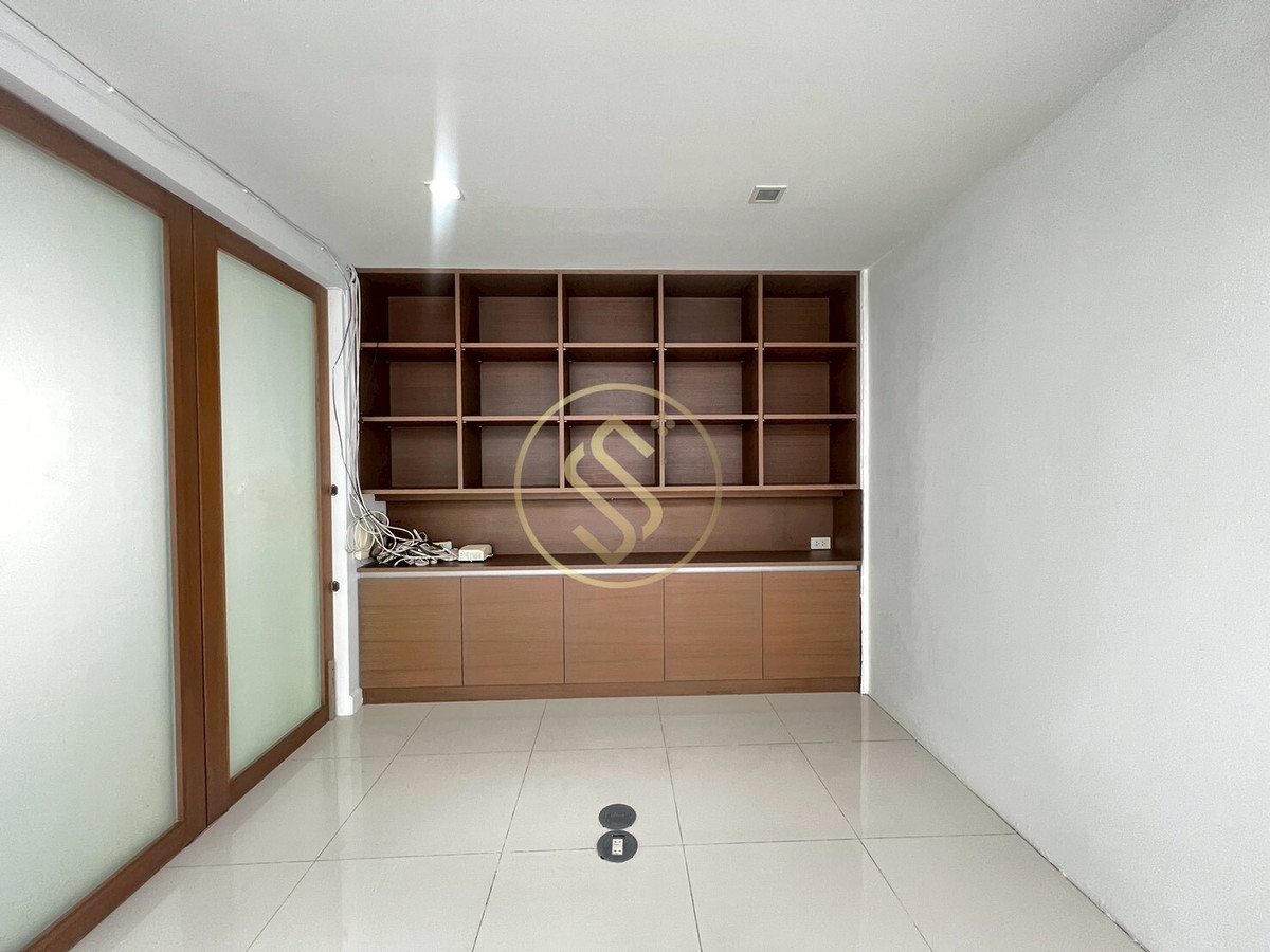 For SaleHouseAri,Anusaowaree : Urgent sale! 2-story corner twin house, Ari Samphan 4 location, 50 square wah, 220 square meters.