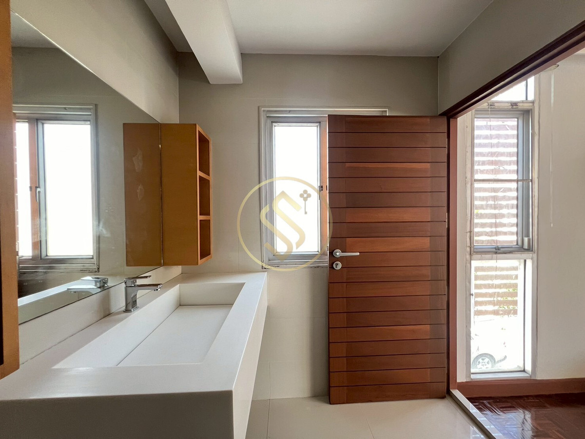 For SaleHouseAri,Anusaowaree : Urgent sale! 2-story corner twin house, Ari Samphan 4 location, 50 square wah, 220 square meters.