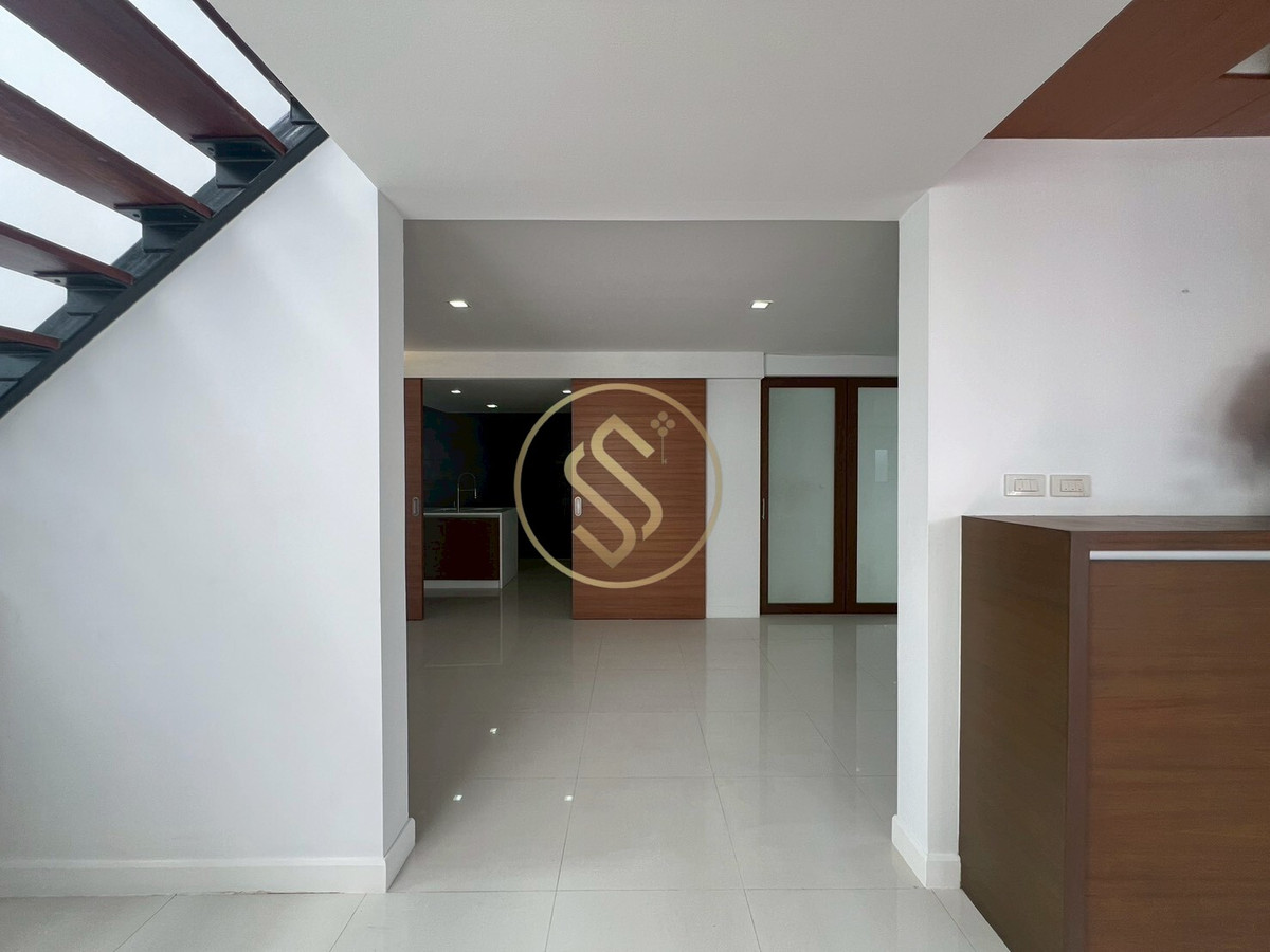 For SaleHouseAri,Anusaowaree : Urgent sale! 2-story corner twin house, Ari Samphan 4 location, 50 square wah, 220 square meters.