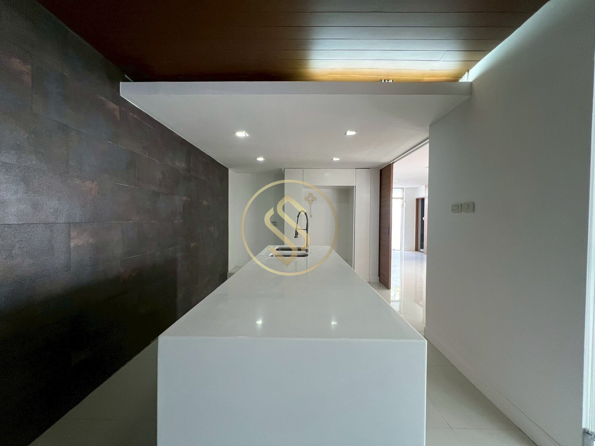 For SaleHouseAri,Anusaowaree : Urgent sale! 2-story corner twin house, Ari Samphan 4 location, 50 square wah, 220 square meters.