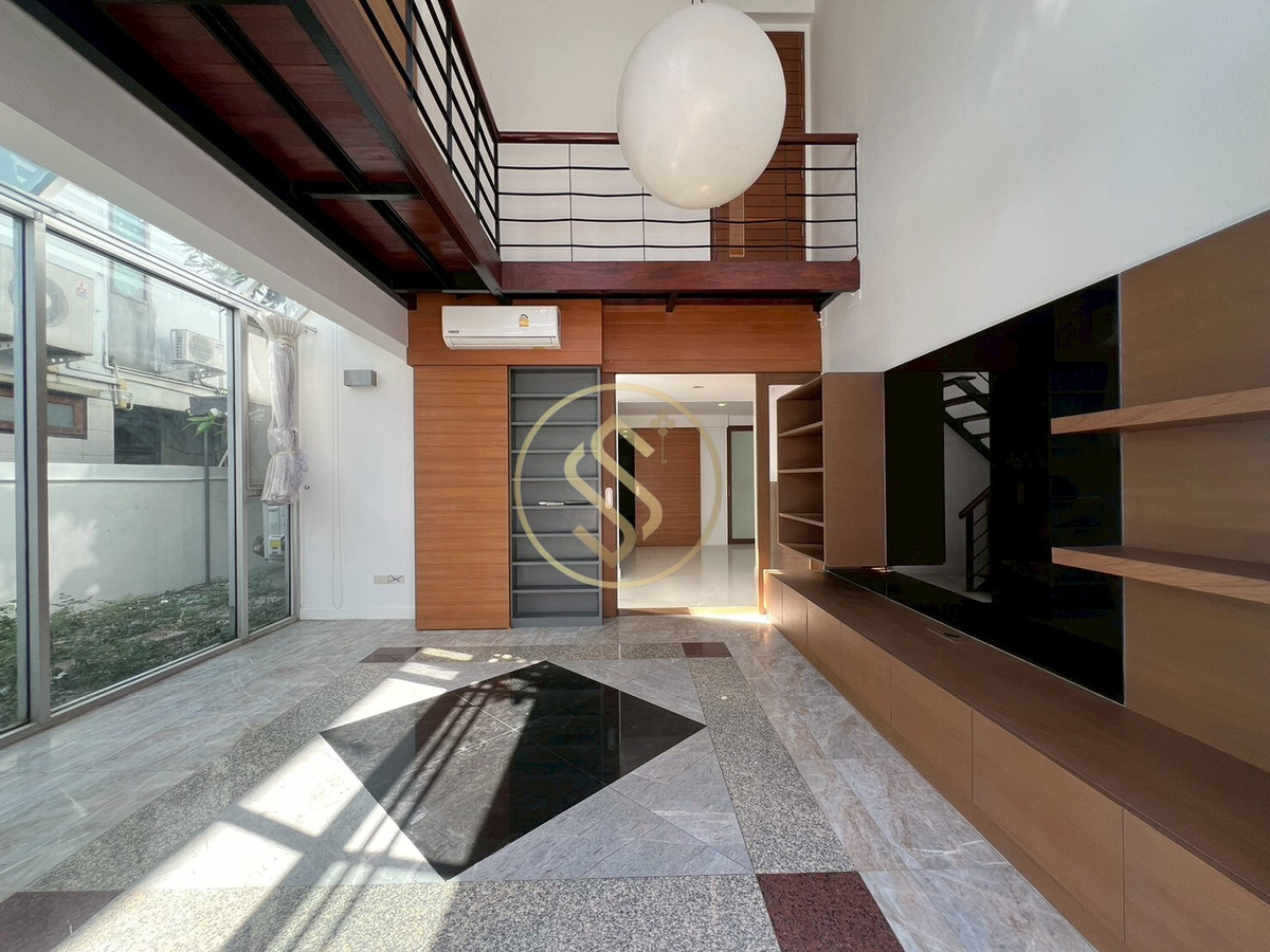 For SaleHouseAri,Anusaowaree : Urgent sale! 2-story corner twin house, Ari Samphan 4 location, 50 square wah, 220 square meters.