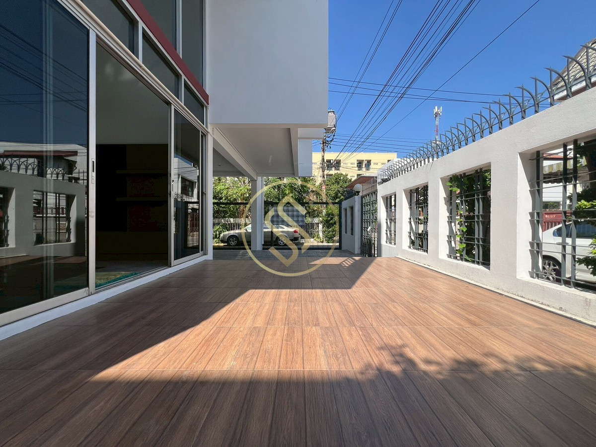 For SaleHouseAri,Anusaowaree : Urgent sale! 2-story corner twin house, Ari Samphan 4 location, 50 square wah, 220 square meters.