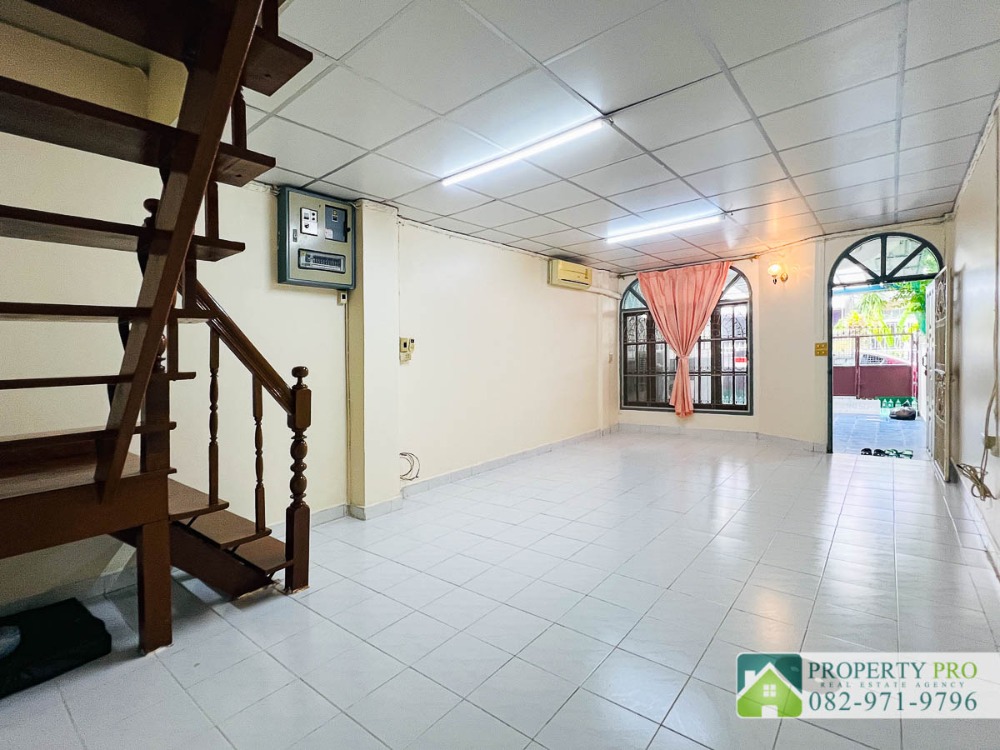 ขายทาวน์โฮมรัชดา ห้วยขวาง : ขาย บ้าน อโศก วิลล่า รัชดาภิเษก ซอย 3 ทาวน์เฮาส์ 2 ชั้น 3 ห้องนอน 22 ตรว 92 ตรม อยู่หลัง Fortune Town ใกล้ MRT พระราม 9 ห้วยขวาง ดินแดง : VW24S-002