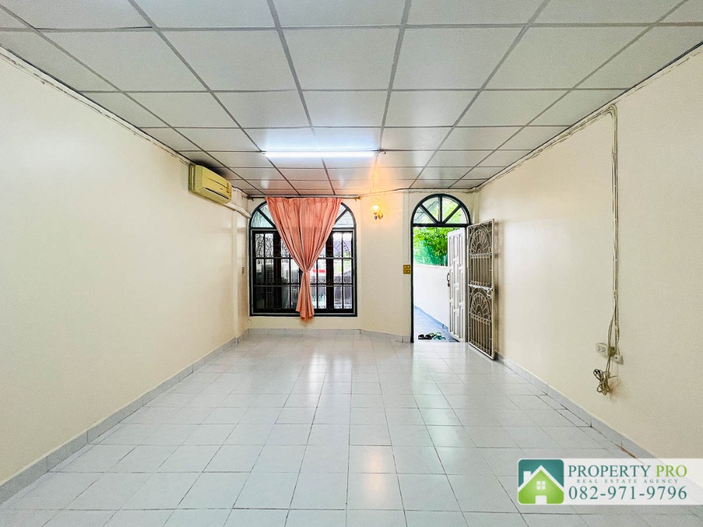 ขายทาวน์โฮมรัชดา ห้วยขวาง : ขาย บ้าน อโศก วิลล่า รัชดาภิเษก ซอย 3 ทาวน์เฮาส์ 2 ชั้น 3 ห้องนอน 22 ตรว 92 ตรม อยู่หลัง Fortune Town ใกล้ MRT พระราม 9 ห้วยขวาง ดินแดง : VW24S-002