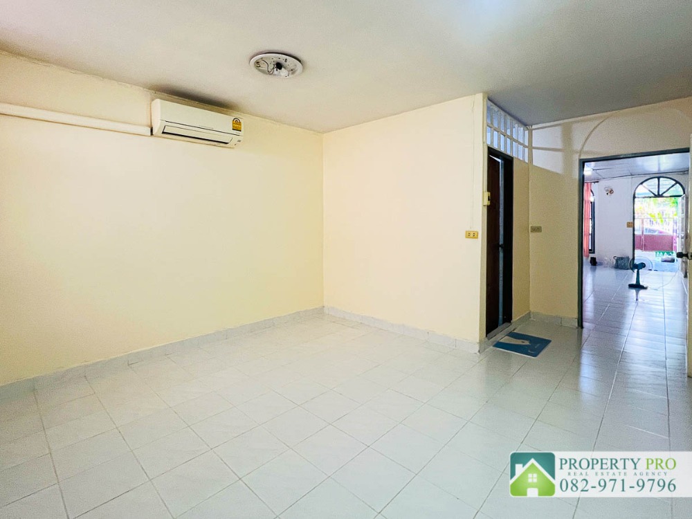 ขายทาวน์โฮมรัชดา ห้วยขวาง : ขาย บ้าน อโศก วิลล่า รัชดาภิเษก ซอย 3 ทาวน์เฮาส์ 2 ชั้น 3 ห้องนอน 22 ตรว 92 ตรม อยู่หลัง Fortune Town ใกล้ MRT พระราม 9 ห้วยขวาง ดินแดง : VW24S-002