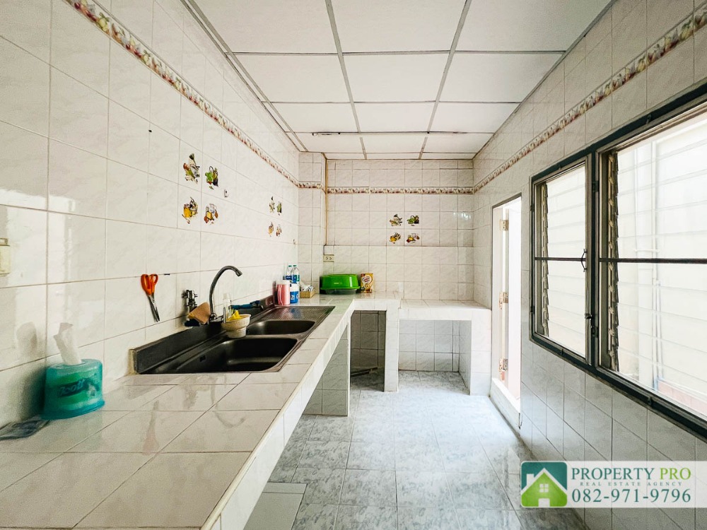 ขายทาวน์โฮมรัชดา ห้วยขวาง : ขาย บ้าน อโศก วิลล่า รัชดาภิเษก ซอย 3 ทาวน์เฮาส์ 2 ชั้น 3 ห้องนอน 22 ตรว 92 ตรม อยู่หลัง Fortune Town ใกล้ MRT พระราม 9 ห้วยขวาง ดินแดง : VW24S-002