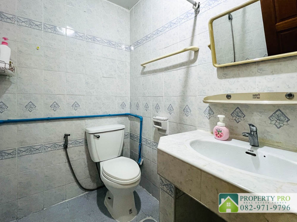 ขายทาวน์โฮมรัชดา ห้วยขวาง : ขาย บ้าน อโศก วิลล่า รัชดาภิเษก ซอย 3 ทาวน์เฮาส์ 2 ชั้น 3 ห้องนอน 22 ตรว 92 ตรม อยู่หลัง Fortune Town ใกล้ MRT พระราม 9 ห้วยขวาง ดินแดง : VW24S-002