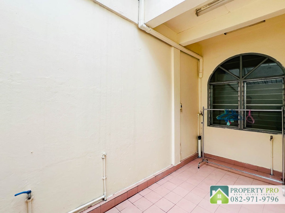 ขายทาวน์โฮมรัชดา ห้วยขวาง : ขาย บ้าน อโศก วิลล่า รัชดาภิเษก ซอย 3 ทาวน์เฮาส์ 2 ชั้น 3 ห้องนอน 22 ตรว 92 ตรม อยู่หลัง Fortune Town ใกล้ MRT พระราม 9 ห้วยขวาง ดินแดง : VW24S-002