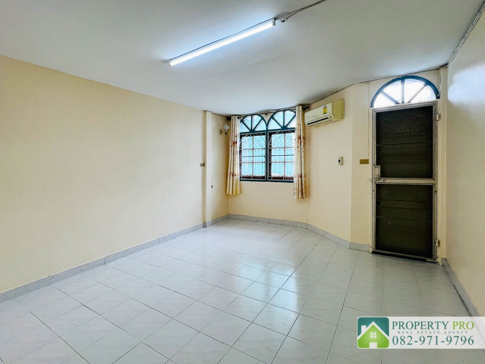 ขายทาวน์โฮมรัชดา ห้วยขวาง : ขาย บ้าน อโศก วิลล่า รัชดาภิเษก ซอย 3 ทาวน์เฮาส์ 2 ชั้น 3 ห้องนอน 22 ตรว 92 ตรม อยู่หลัง Fortune Town ใกล้ MRT พระราม 9 ห้วยขวาง ดินแดง : VW24S-002