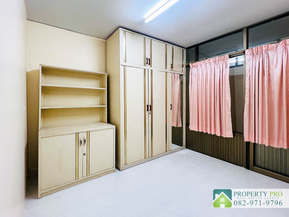 ขายทาวน์โฮมรัชดา ห้วยขวาง : ขาย บ้าน อโศก วิลล่า รัชดาภิเษก ซอย 3 ทาวน์เฮาส์ 2 ชั้น 3 ห้องนอน 22 ตรว 92 ตรม อยู่หลัง Fortune Town ใกล้ MRT พระราม 9 ห้วยขวาง ดินแดง : VW24S-002