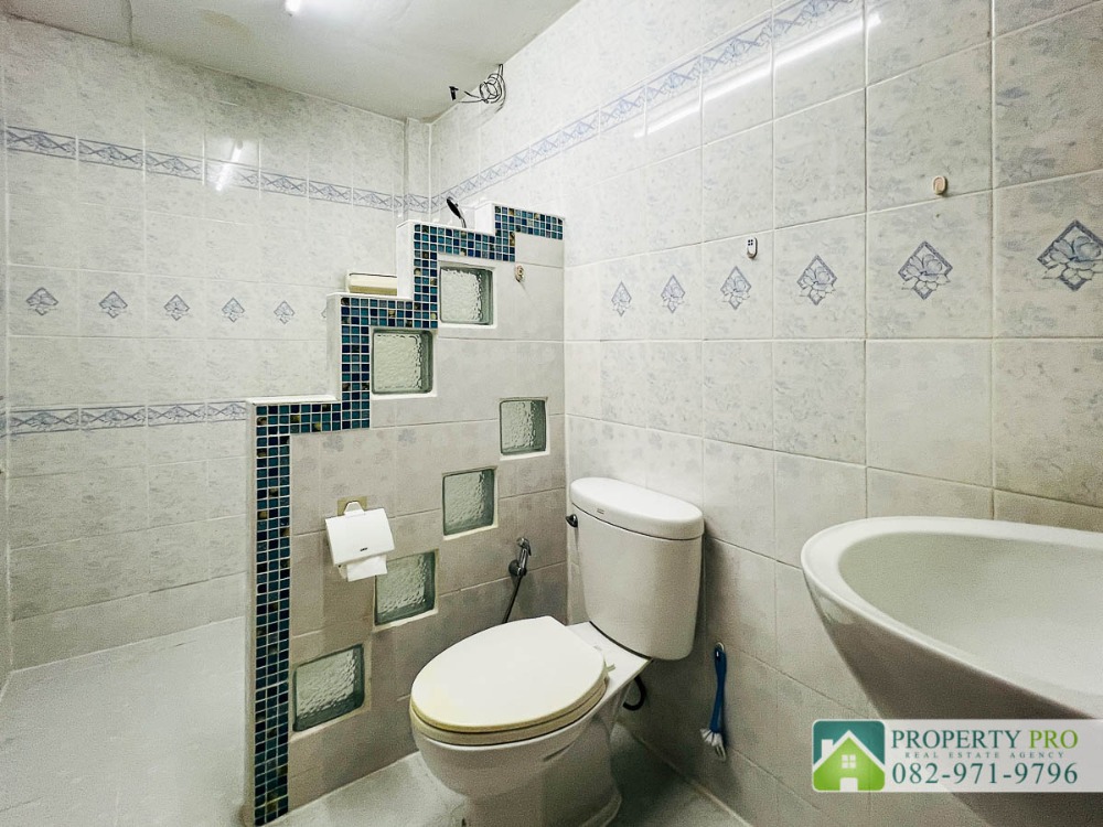 ขายทาวน์โฮมรัชดา ห้วยขวาง : ขาย บ้าน อโศก วิลล่า รัชดาภิเษก ซอย 3 ทาวน์เฮาส์ 2 ชั้น 3 ห้องนอน 22 ตรว 92 ตรม อยู่หลัง Fortune Town ใกล้ MRT พระราม 9 ห้วยขวาง ดินแดง : VW24S-002