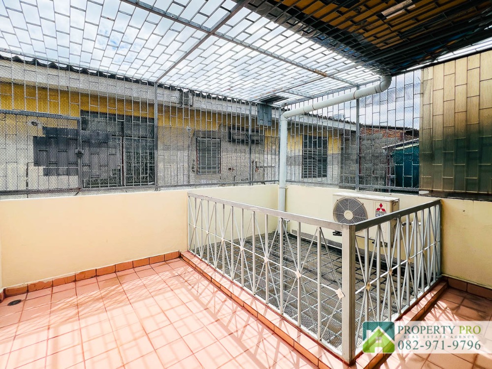 ขายทาวน์โฮมรัชดา ห้วยขวาง : ขาย บ้าน อโศก วิลล่า รัชดาภิเษก ซอย 3 ทาวน์เฮาส์ 2 ชั้น 3 ห้องนอน 22 ตรว 92 ตรม อยู่หลัง Fortune Town ใกล้ MRT พระราม 9 ห้วยขวาง ดินแดง : VW24S-002