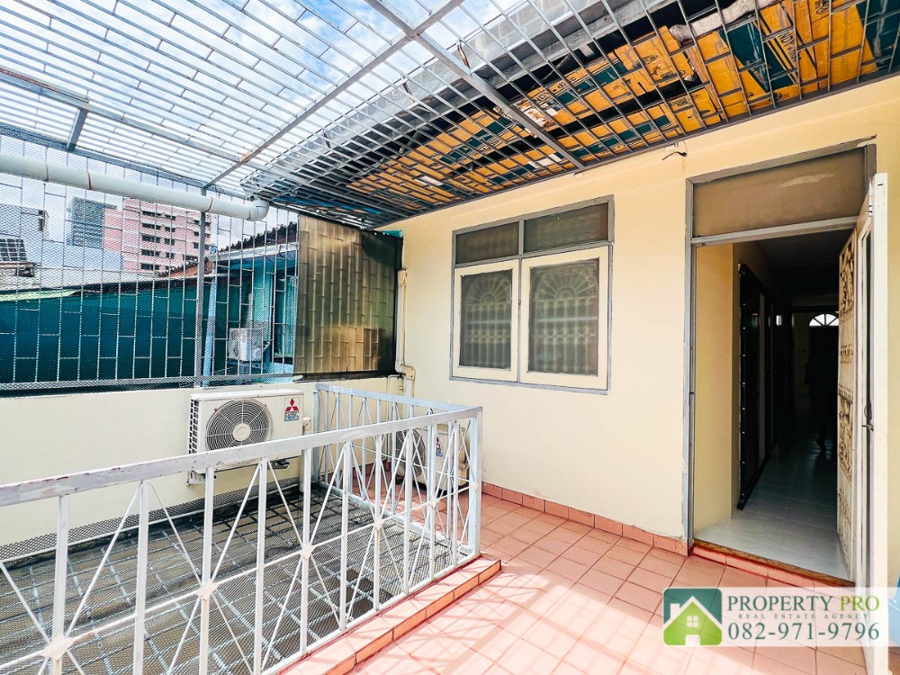 ขายทาวน์โฮมรัชดา ห้วยขวาง : ขาย บ้าน อโศก วิลล่า รัชดาภิเษก ซอย 3 ทาวน์เฮาส์ 2 ชั้น 3 ห้องนอน 22 ตรว 92 ตรม อยู่หลัง Fortune Town ใกล้ MRT พระราม 9 ห้วยขวาง ดินแดง : VW24S-002