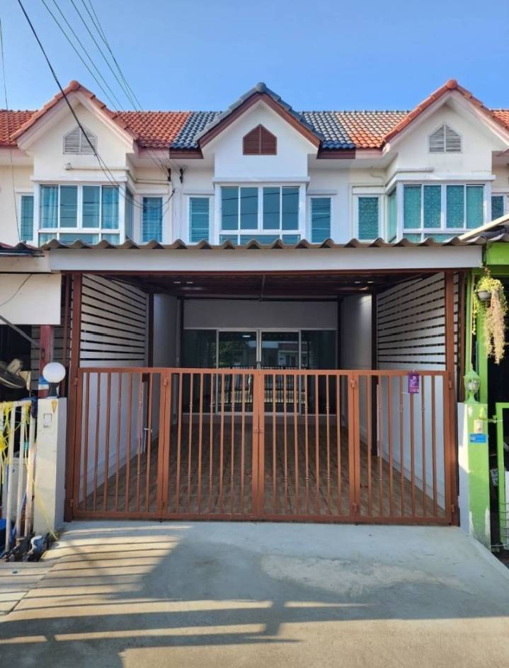 For SaleTownhomeMahachai Samut Sakhon : Townhouse for sale, Parinyachat, 2 floors, 22 sq m., near Sai 4, Sai 5, Phetkasem, Om Noi, next to the main road.