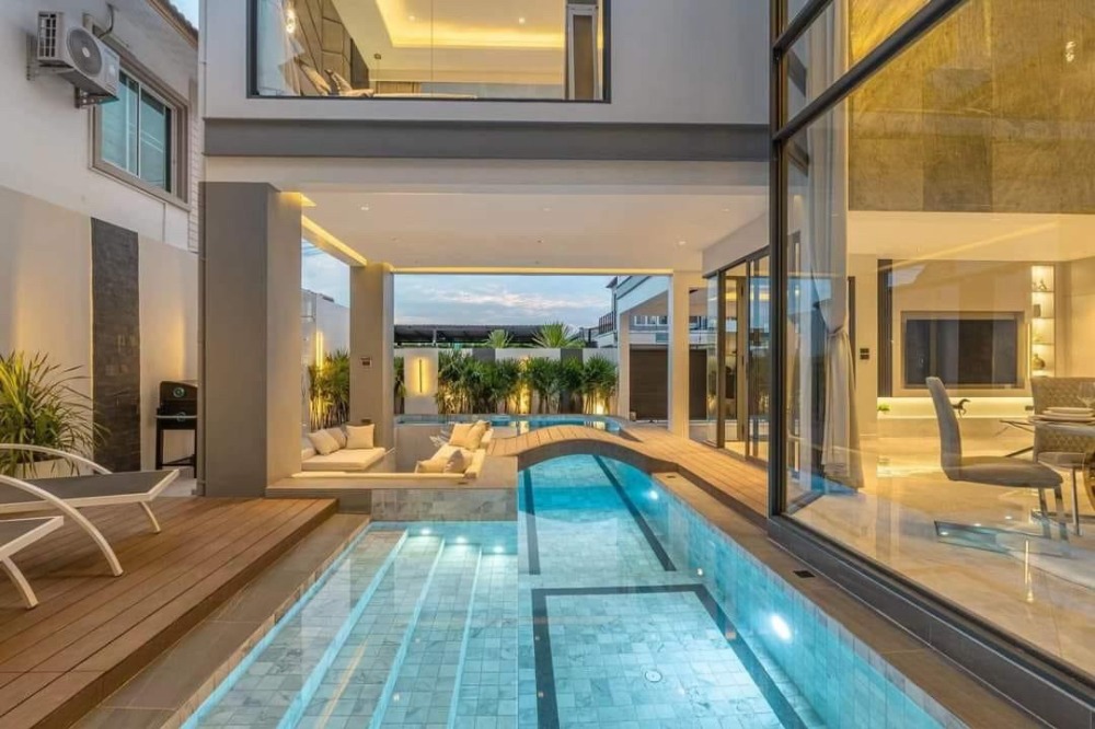 ขายบ้านพัทยา บางแสน ชลบุรี สัตหีบ : ● Luxurious pool villa ● บ้านเดี่ยว 2 ชั้น 280.00 ตร.ม. | 5 ห้องนอน 6 ห้องน้ำ | ใกล้หาดจอมเทียน 5 นาที,  ตลาดกลางคืนสวนพัทยา 7 นาที, สวนน้ำพัทยาปาร์ค 8 นาที