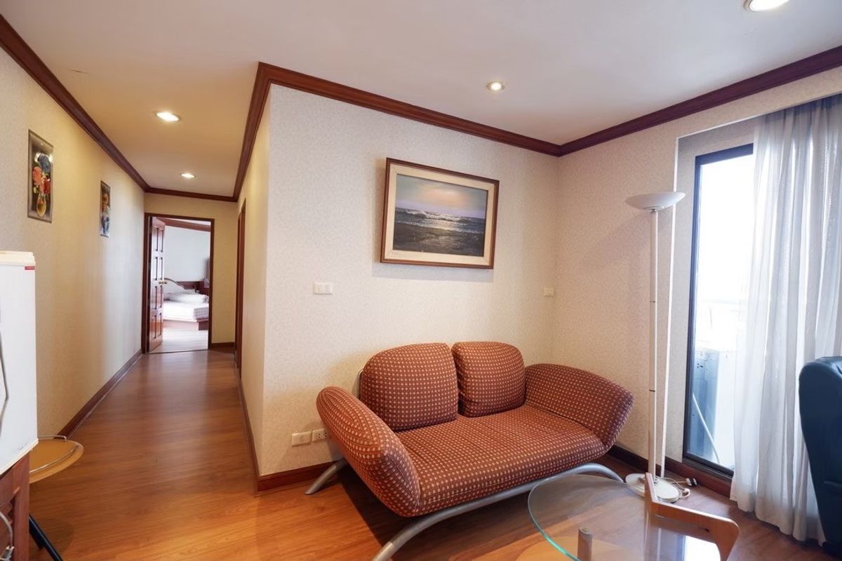 For RentCondoPattanakan, Srinakarin : Flora Ville Srinakarin, about 800 meters from BTS Hua Mak station.