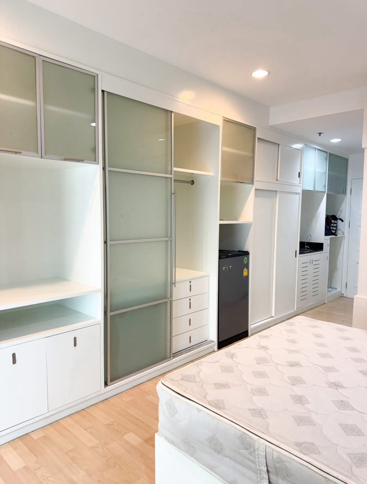 For RentCondoAri,Anusaowaree : ★ Noble Lite Ari ★ 32 sq m., 10+th floor (studio), ★ near BTS Ari ★ near La Villa, Big C Phahonyothin, University of the Thai Chamber of Commerce ★ Many amenities ★ Complete electrical appliances