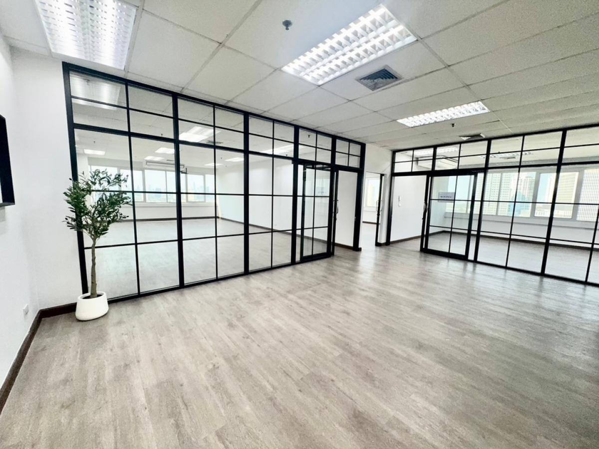 For RentOfficeRama3 (Riverside),Satupadit : Office for rent, River view, BRT, Dan Temple, with convenient parking.