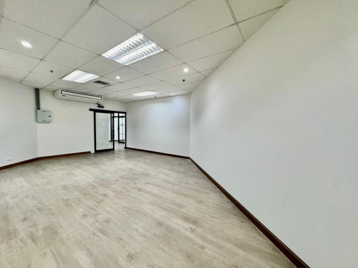 For RentOfficeRama3 (Riverside),Satupadit : Office for rent, River view, BRT, Dan Temple, with convenient parking.