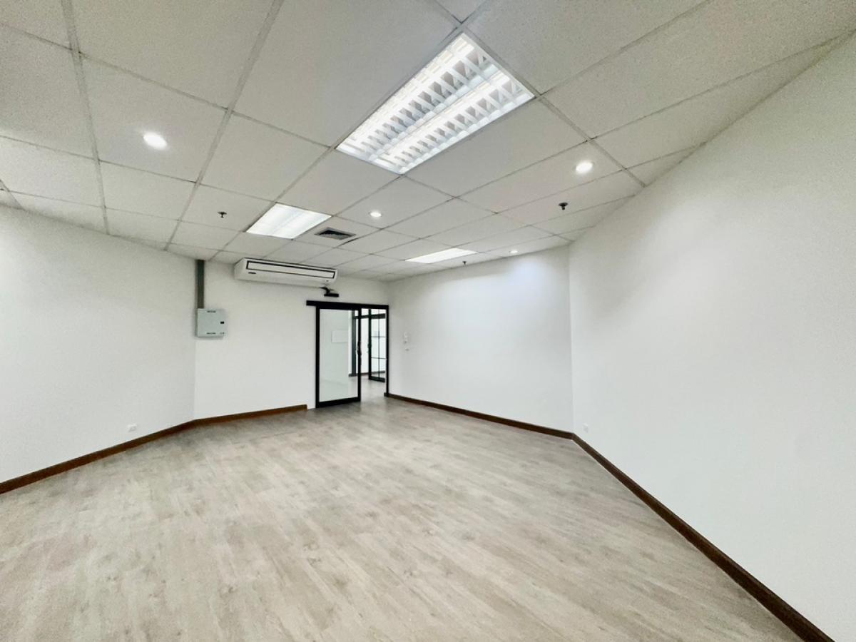 For RentOfficeRama3 (Riverside),Satupadit : Office for rent, River view, BRT, Dan Temple, with convenient parking.