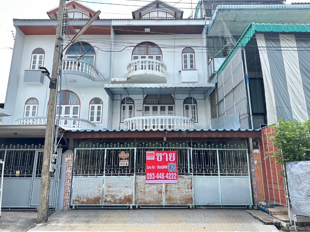 For SaleTownhomeChachoengsao : Selling very cheaply, 3-story townhouse, size 30 sq m, Soi Mahajakkraphat 9/4, in the heart of Chachoengsao. Chachoengsao Province