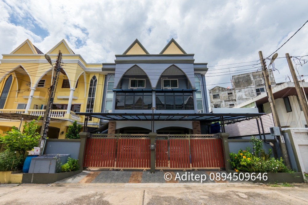 ขายทาวน์โฮมพัฒนาการ ศรีนครินทร์ : ขายบ้าน 77 ตรว. 8 ห้องนอน ซ.พัฒนาการ 20 ทาวน์โฮม 3 ชั้น 2 หลังติดขนาดใหญ่จุใจ 432 ตรม. รีโนเวทต่อเติมใหม่ ทำเลศักยภาพ ใจกลางเมือง เหมาะสำหรับครอบครัวใหญ่