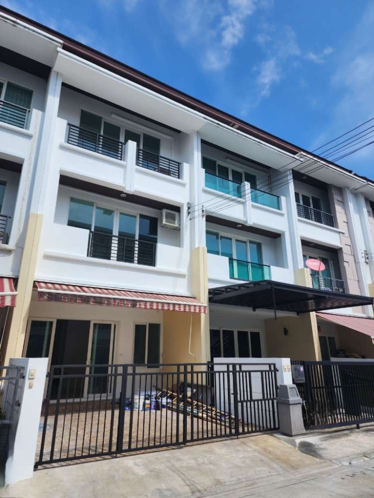 For RentTownhomeYothinpattana,CDC : 3-story townhome for rent, Baan Klang Muang Rama 9-Lat Phrao, newly renovated. Air conditioning, partially furnished, 3 bedrooms, 3 bathrooms, rental price 39,000 baht, good location next to MRT Lat Phrao.