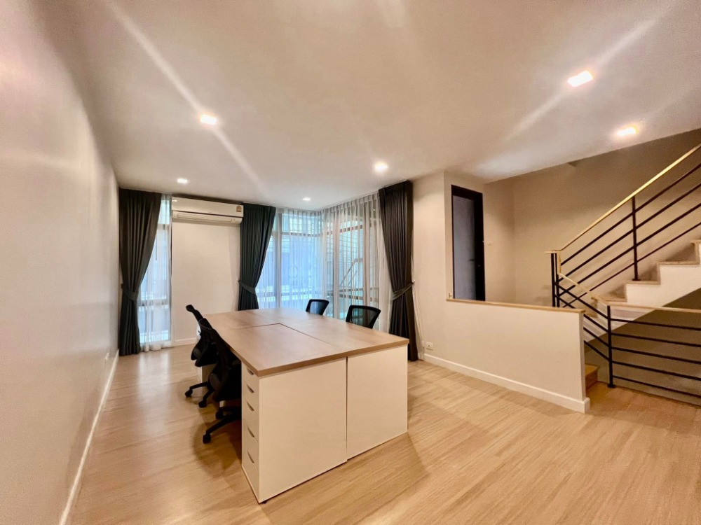 For RentTownhomeSamut Prakan,Samrong : Townhome for rent, 3 floors, Bangna-Trad plex. There are 3 bedrooms, 4 bathrooms, 1 multi-purpose room. Rental price 35,000 baht per month. [Company registration possible]
