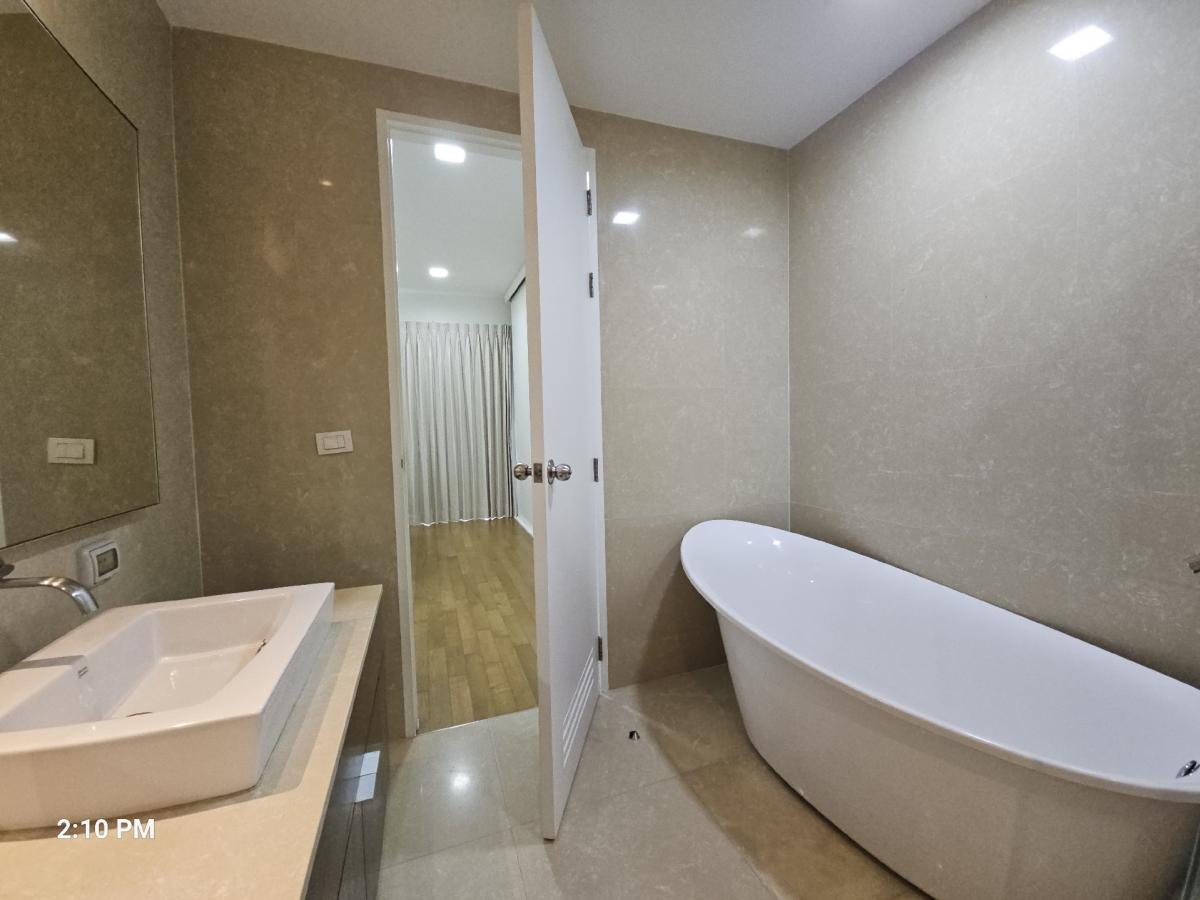 For RentCondoSukhumvit, Asoke, Thonglor : The Madison Sukhumvit 41 room for rent, 3 bedrooms, 3 bathrooms, area 155 sq m, rental price 84,000 per month. If interested, call Nong 096-2615656, ready to make an appointment to visit every day. The Madison for Rent 3bed 3 bath 155 Sq,m Rental price 84