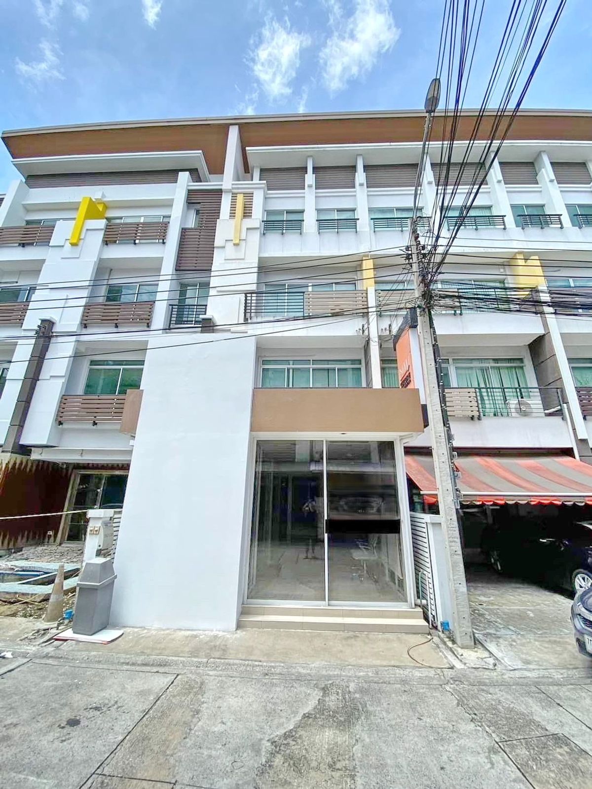 ให้เช่าโฮมออฟฟิศโชคชัย4 ลาดพร้าว71 : H0356😊 For RENT ให้เช่า โฮมออฟฟิต Home Office 4 ชั้น,🚪8 ห้องนอน🚄ใกล้ BTS ลาดพร้าว 83🏢ลาดพร้าว🔔พื้นที่บ้าน:24.00ตร.วา🔔พื้นที่ใช้สอย:260.00ตร.ม.💲เช่า:55,000฿📞O99-5919653,O65-9423251✅LineID:@sureresidence