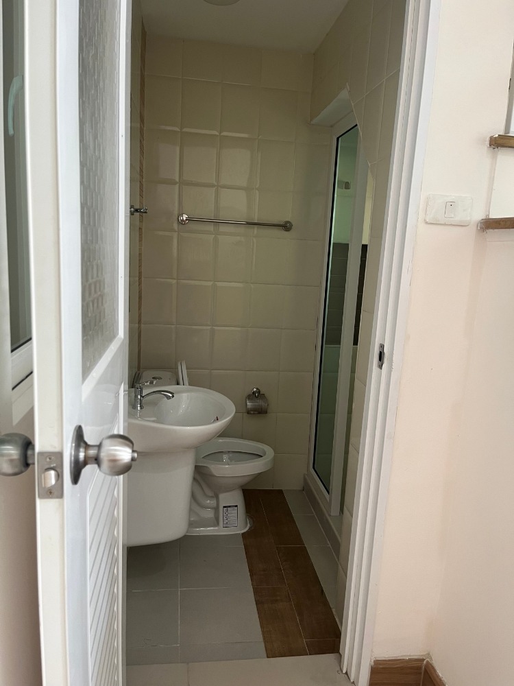 For SaleTownhomePattanakan, Srinakarin : P-2499 Urgent sale! Golden Town 2 On Nut-Pattanakarn, beautiful house, good location, convenient travel.