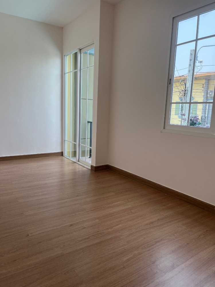 For SaleTownhomePattanakan, Srinakarin : P-2499 Urgent sale! Golden Town 2 On Nut-Pattanakarn, beautiful house, good location, convenient travel.